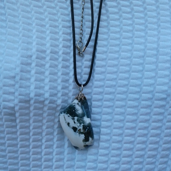 Green zebbra lace agate necklace - Picture 8 of 8